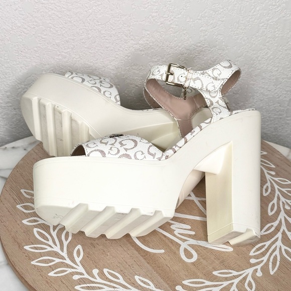 Guess 🎀Platform monogram Guess high heel white sandals, Gold charm logo 8.5 - Picture 5 of 6